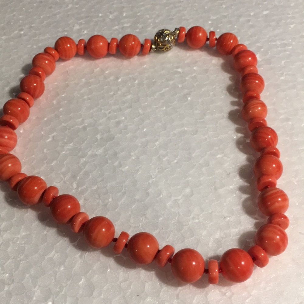 GENS EN VOGUE SALMON BAMBOO CORAL BEADED NECKLACE
